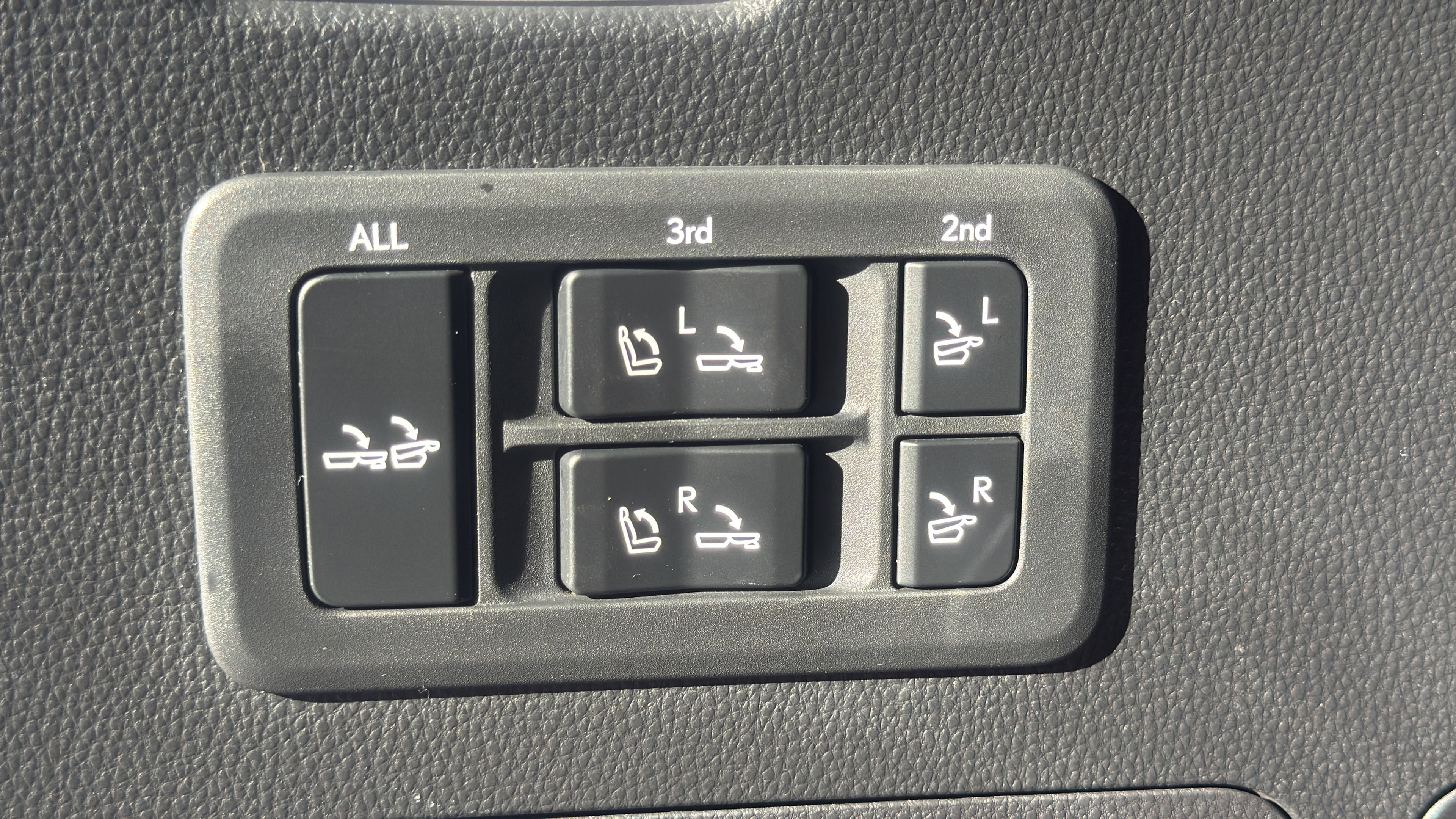 Used 2024 Lexus LX 600 4WD w/ Luxury Package image 29