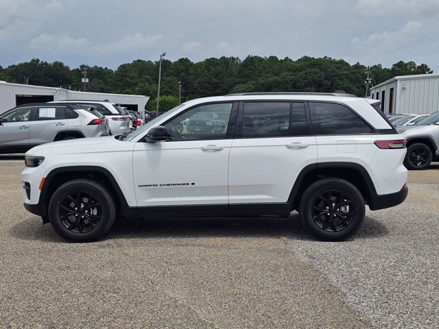 Used 2024 Jeep Grand Cherokee Altitude AWD/4WD image 13