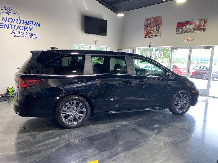 Used 2025 Honda Odyssey Touring image 2