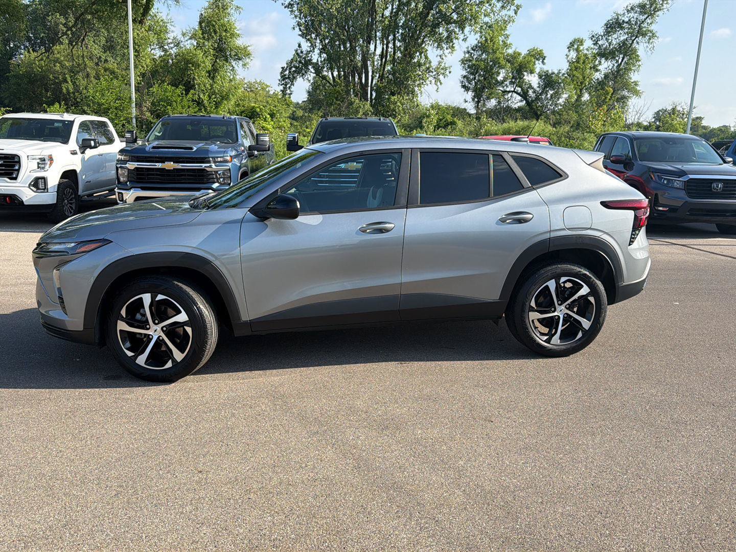 Used 2024 Chevrolet Trax RS w/ Driver Confidence Package FWD image 2