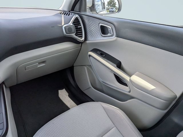 Used 2025 Kia Soul LX w/ LX Technology Package FWD image 15