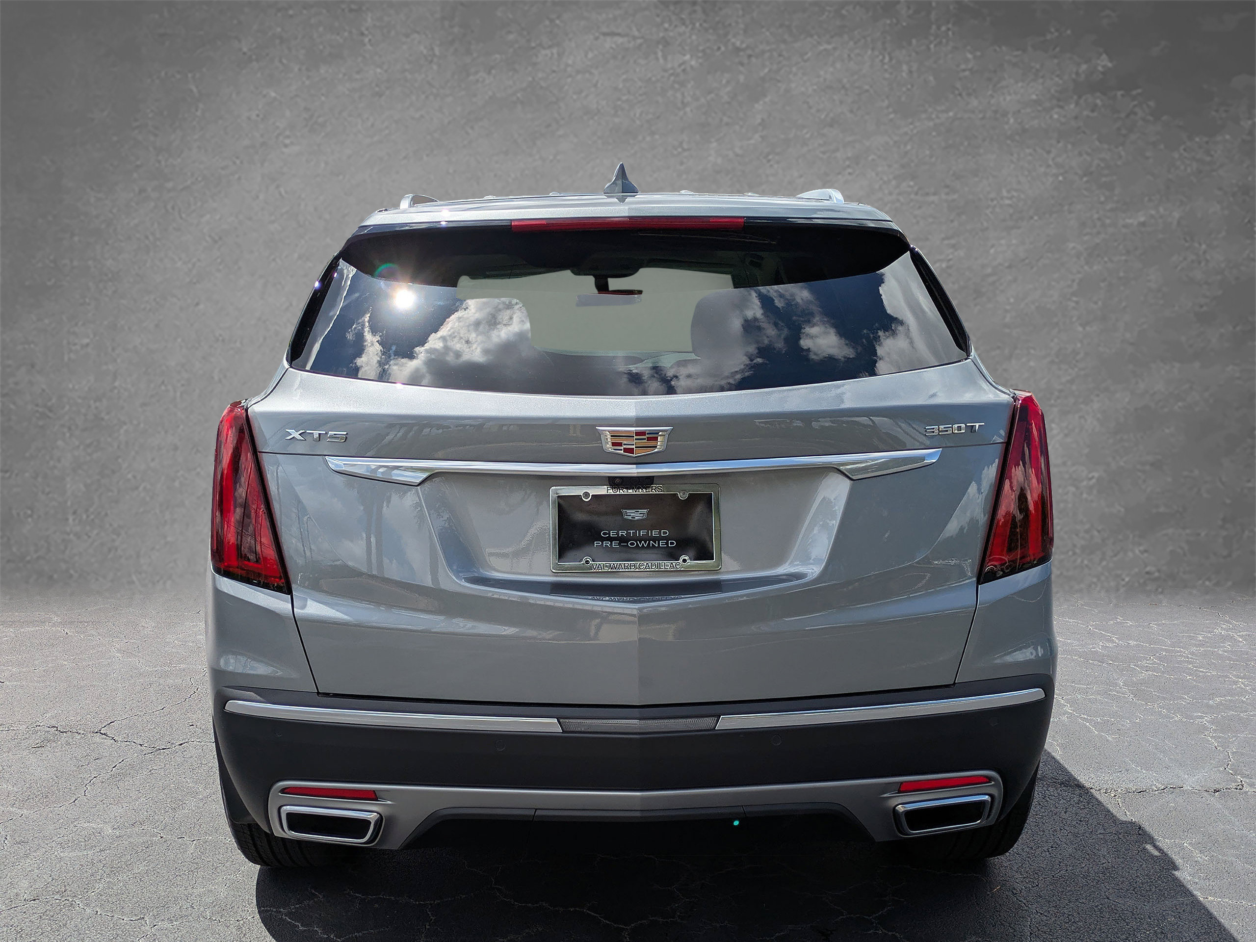 Used 2024 Cadillac XT5 Premium Luxury w/ Technology Package FWD image 5