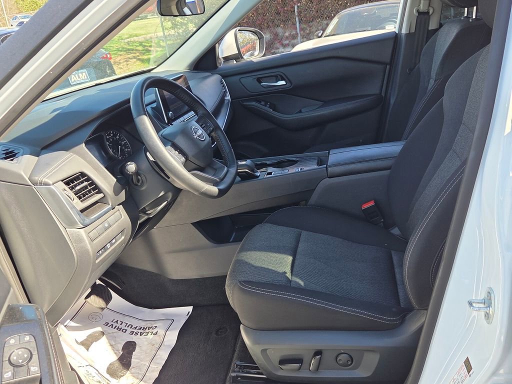 Used 2025 Nissan Rogue SV image 5