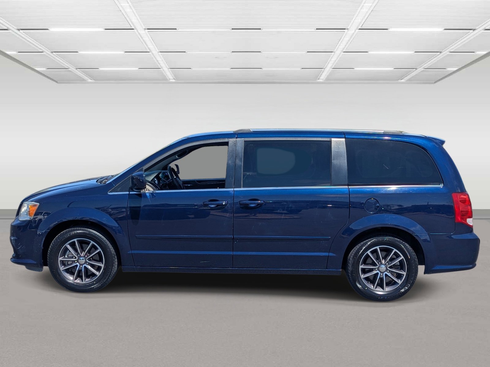 Used 2017 Dodge Grand Caravan SXT w/ Driver Convenience Group FWD image 2