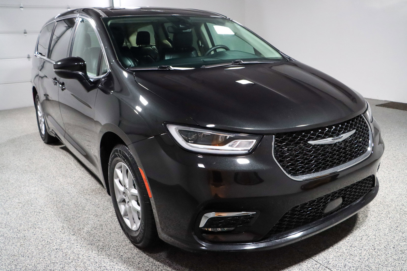 Used 2023 Chrysler Pacifica Touring-L FWD image 5