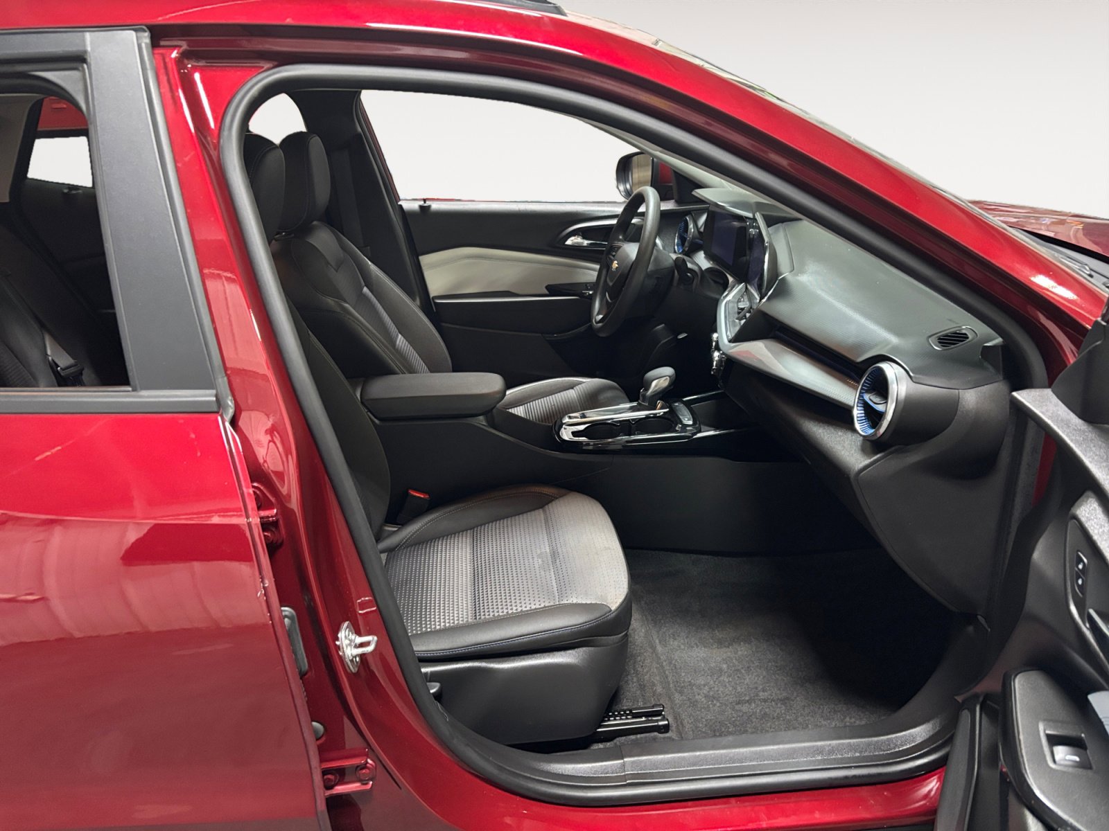 Used 2025 Chevrolet Trax LT image 15