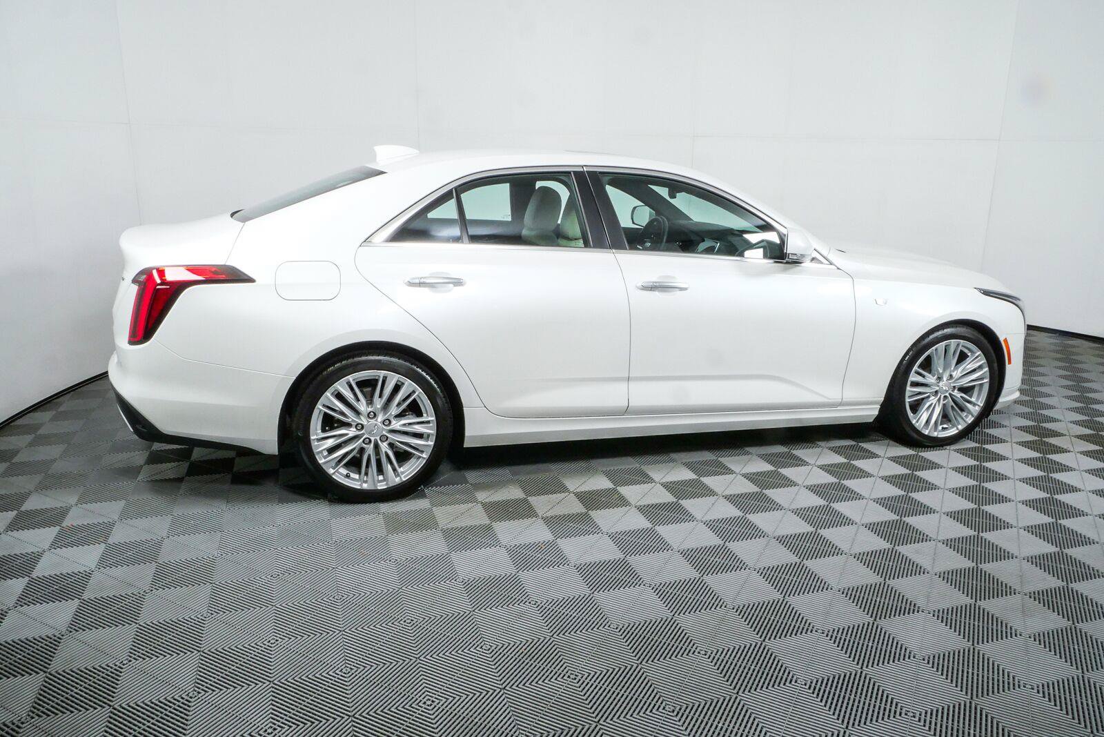 Used 2021 Cadillac CT4 Premium Luxury RWD image 2