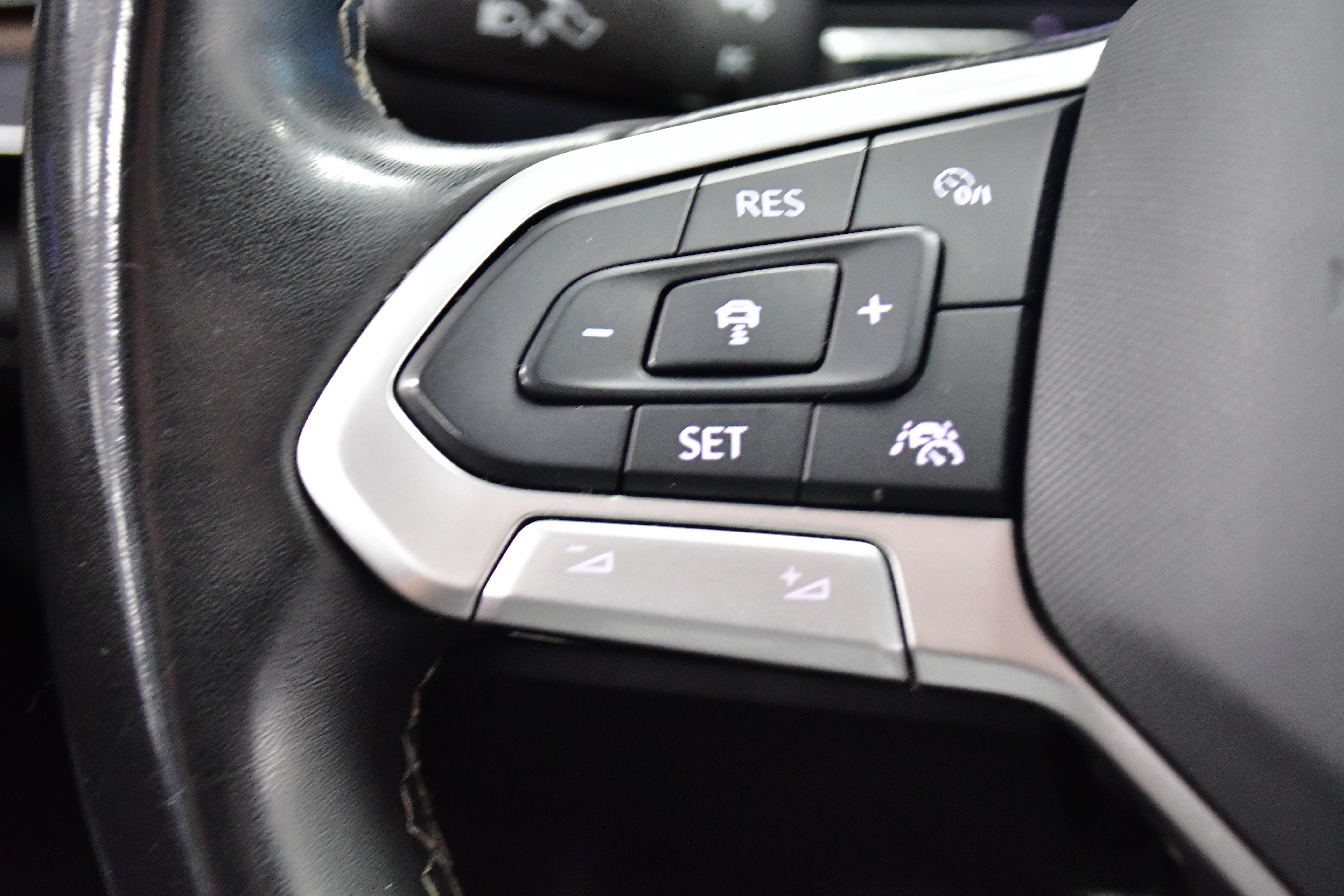 Used 2024 Volkswagen Atlas SE AWD/4WD image 24