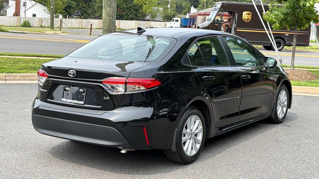 Used 2025 Toyota Corolla LE w/ LE Premium Package FWD image 4