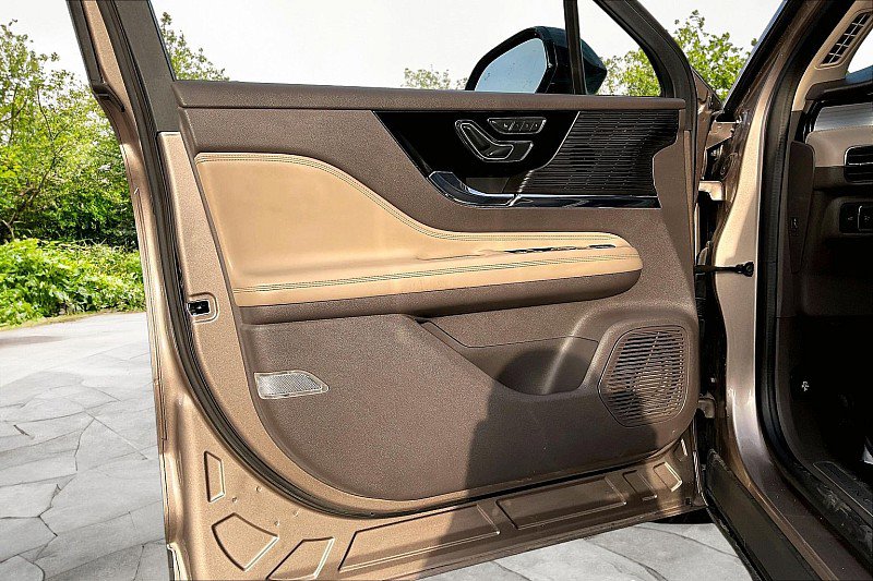 Used 2021 Lincoln Corsair AWD w/ Equipment Group 101A image 19