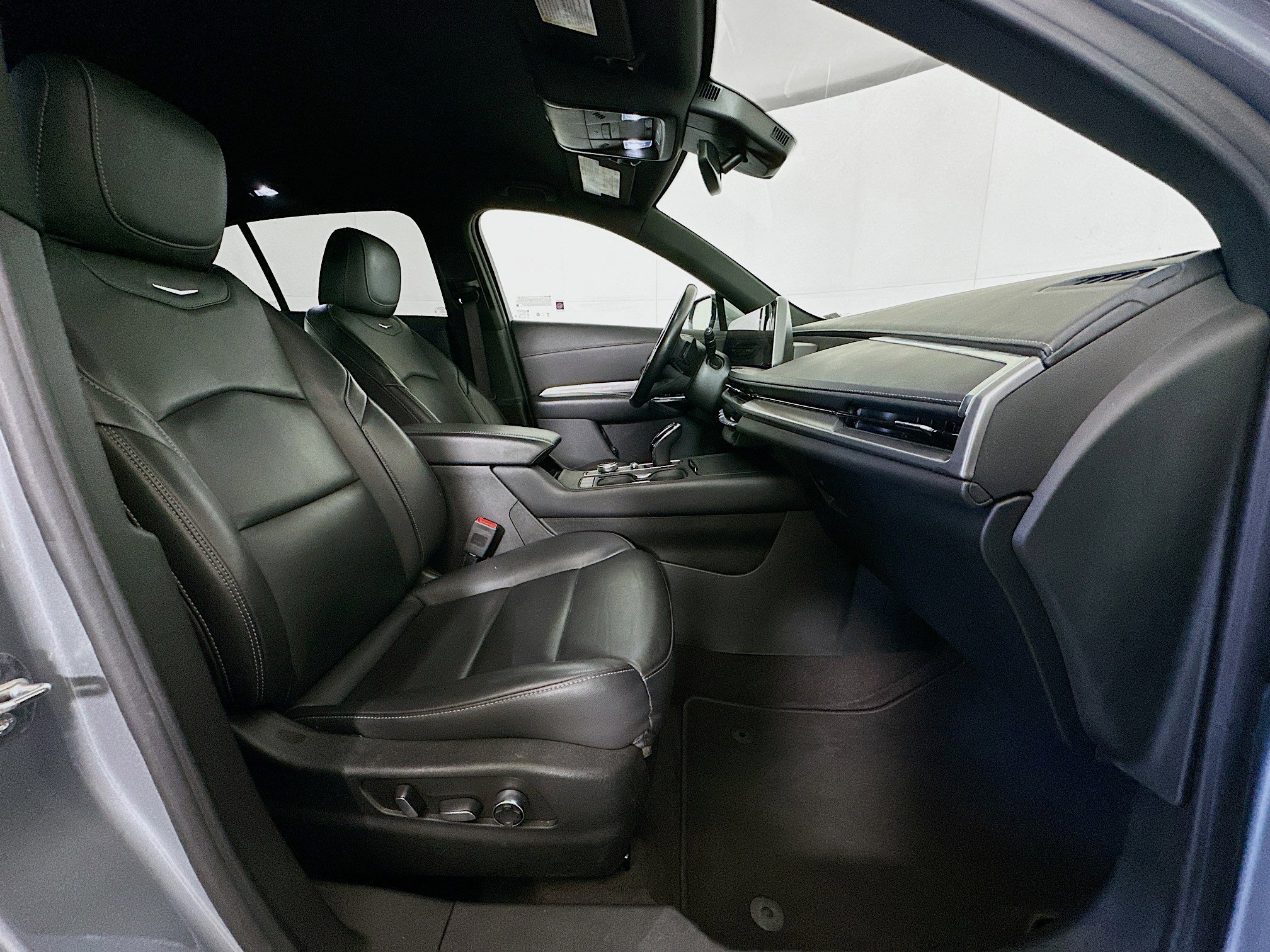 Used 2024 Cadillac XT4 Premium Luxury image 31