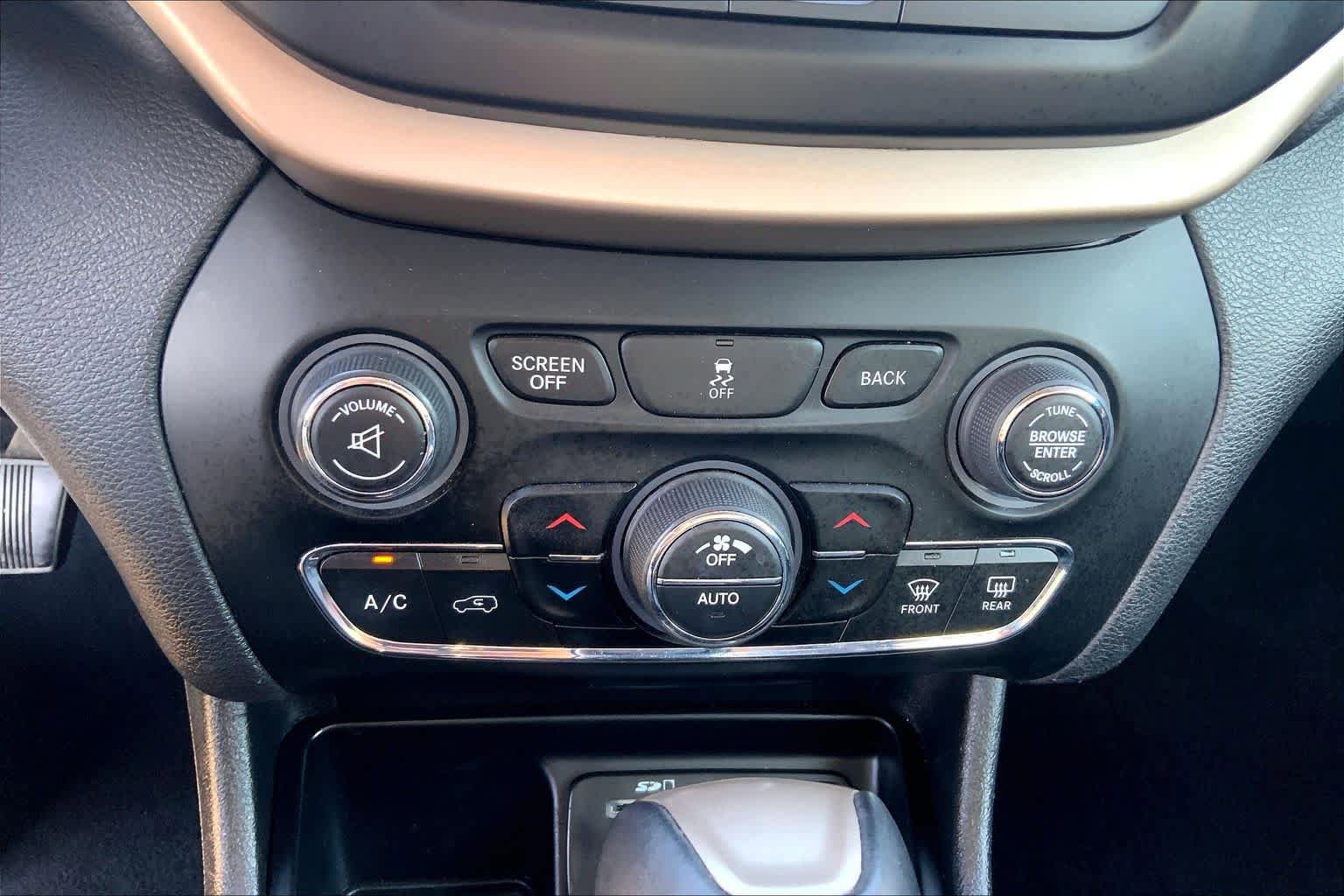Used 2017 Jeep Cherokee Limited image 32