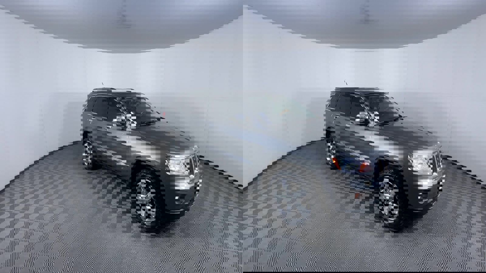 Used 2012 Jeep Grand Cherokee Overland AWD/4WD image 2