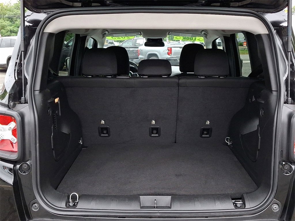 Used 2023 Jeep Renegade Latitude image 29