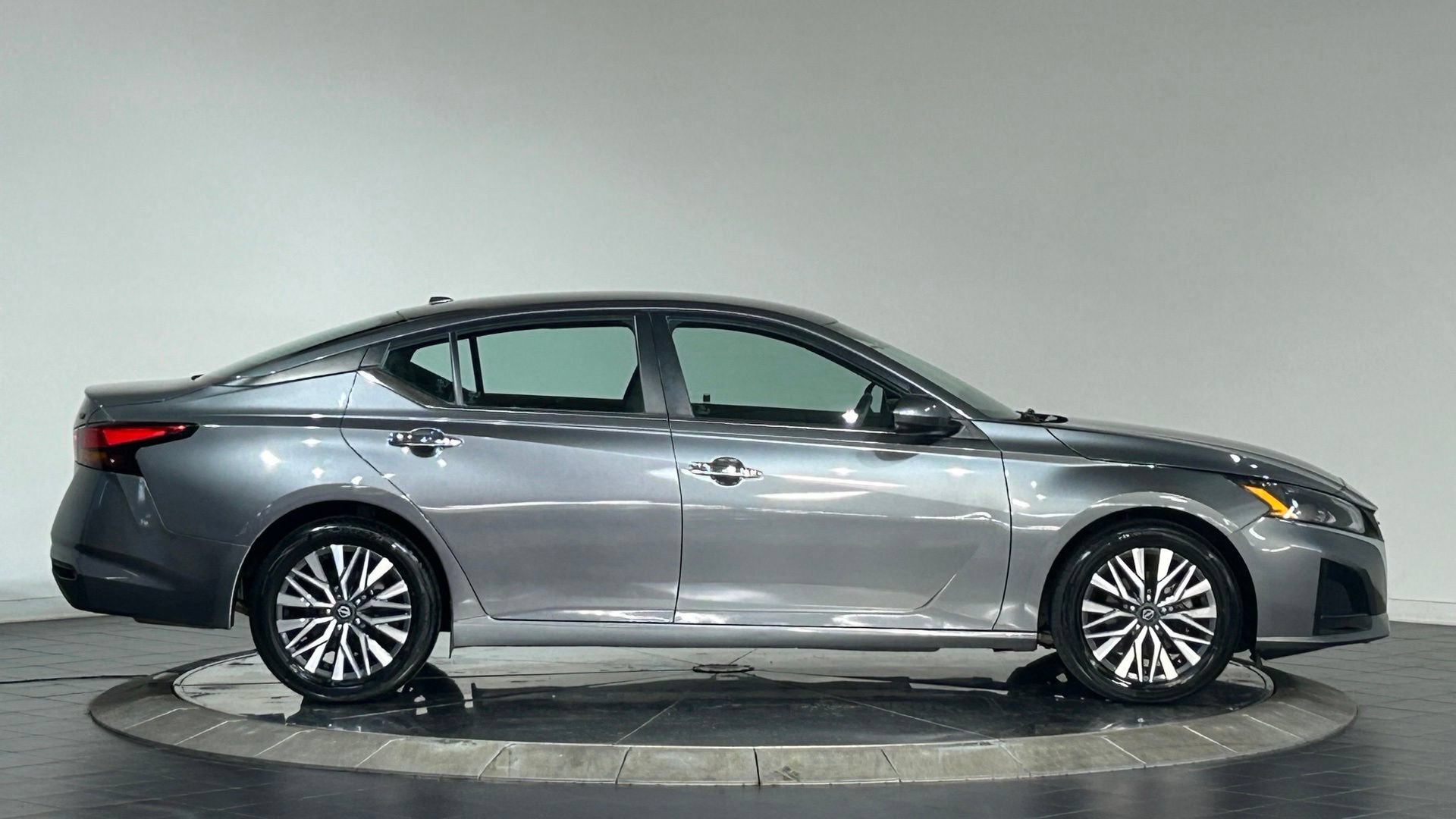 Used 2023 Nissan Altima 2.5 SV FWD image 11