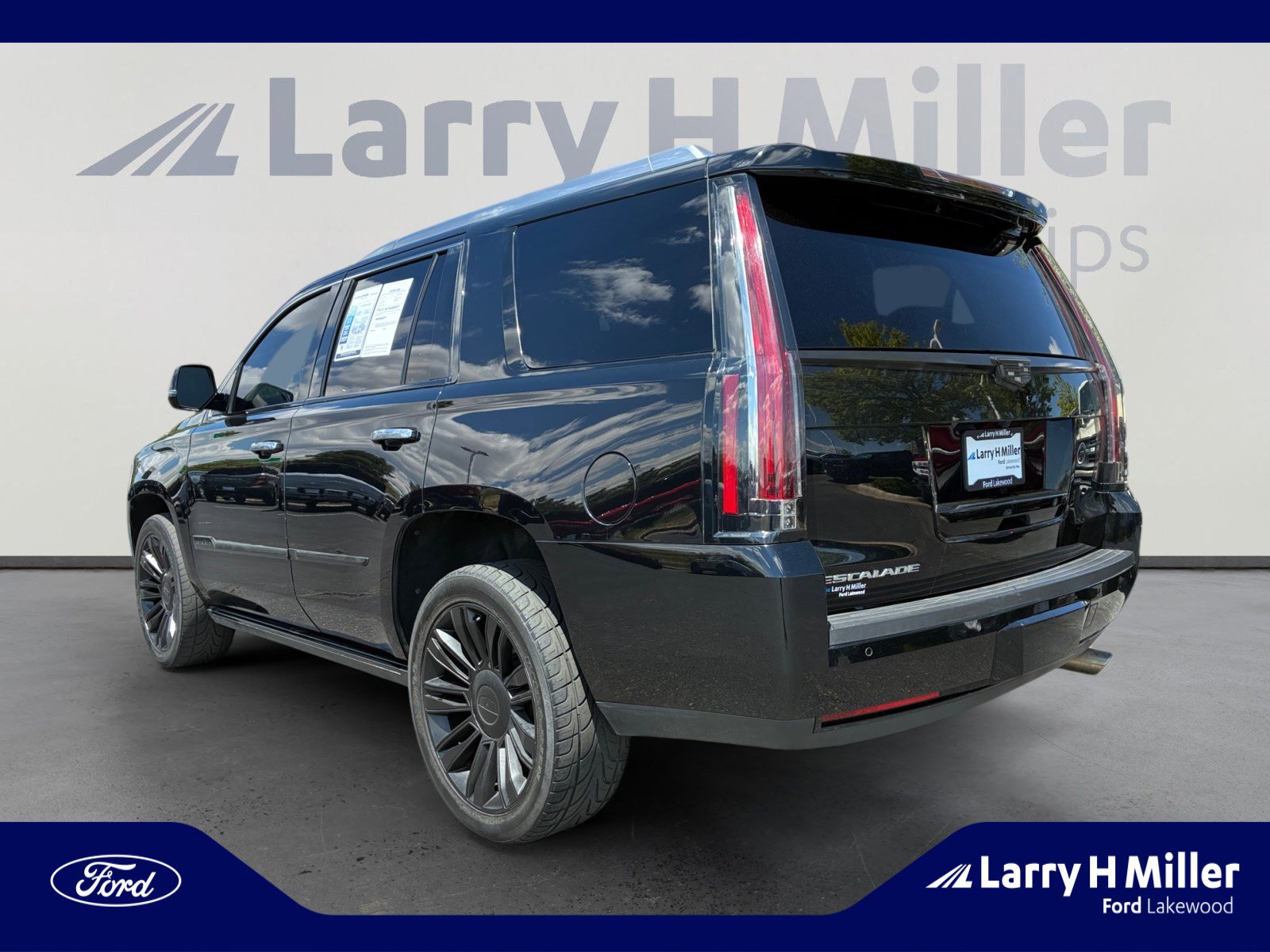 Used 2016 Cadillac Escalade Platinum AWD/4WD image 3