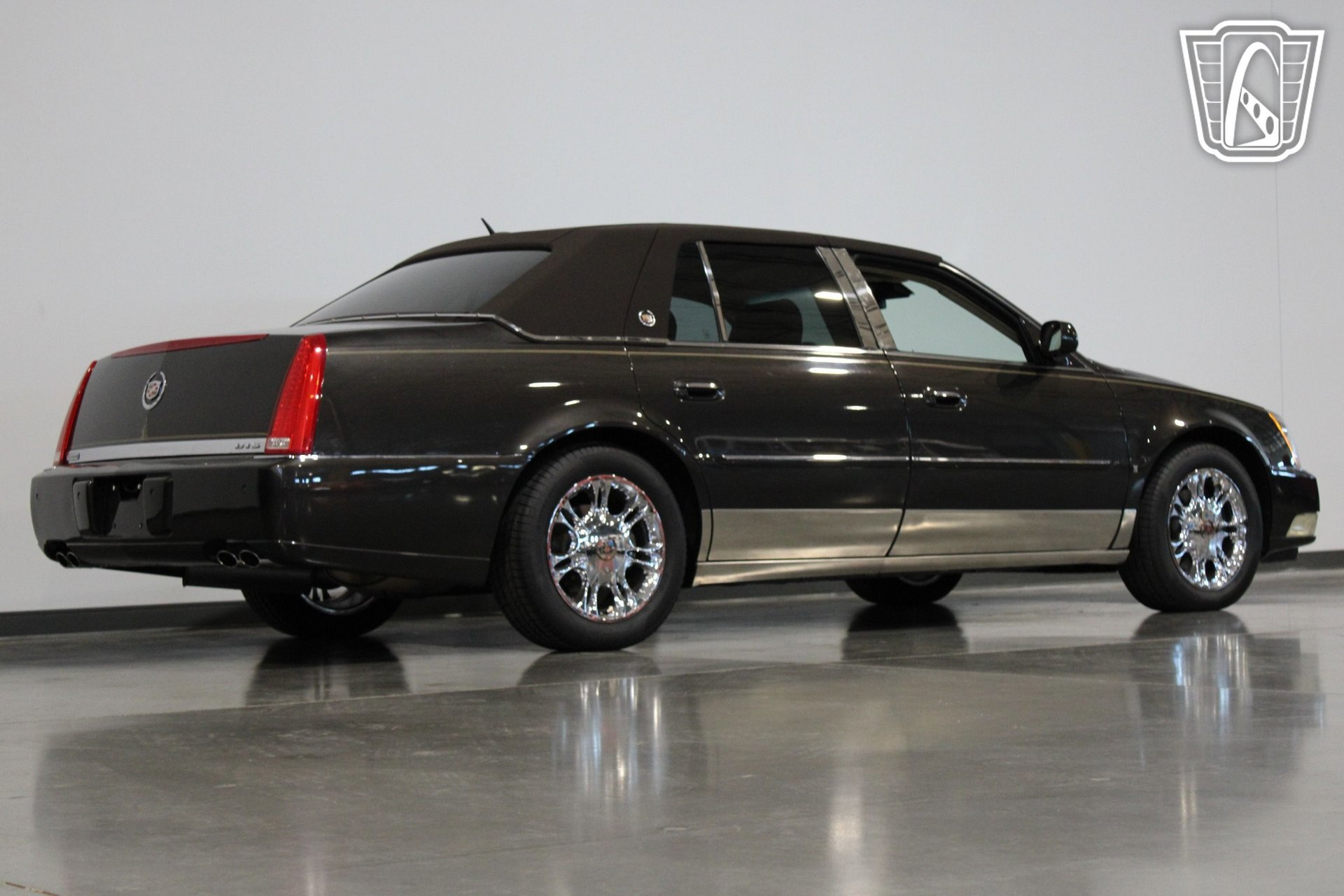 Used 2008 Cadillac DTS Performance w/ Platinum Edition image 17
