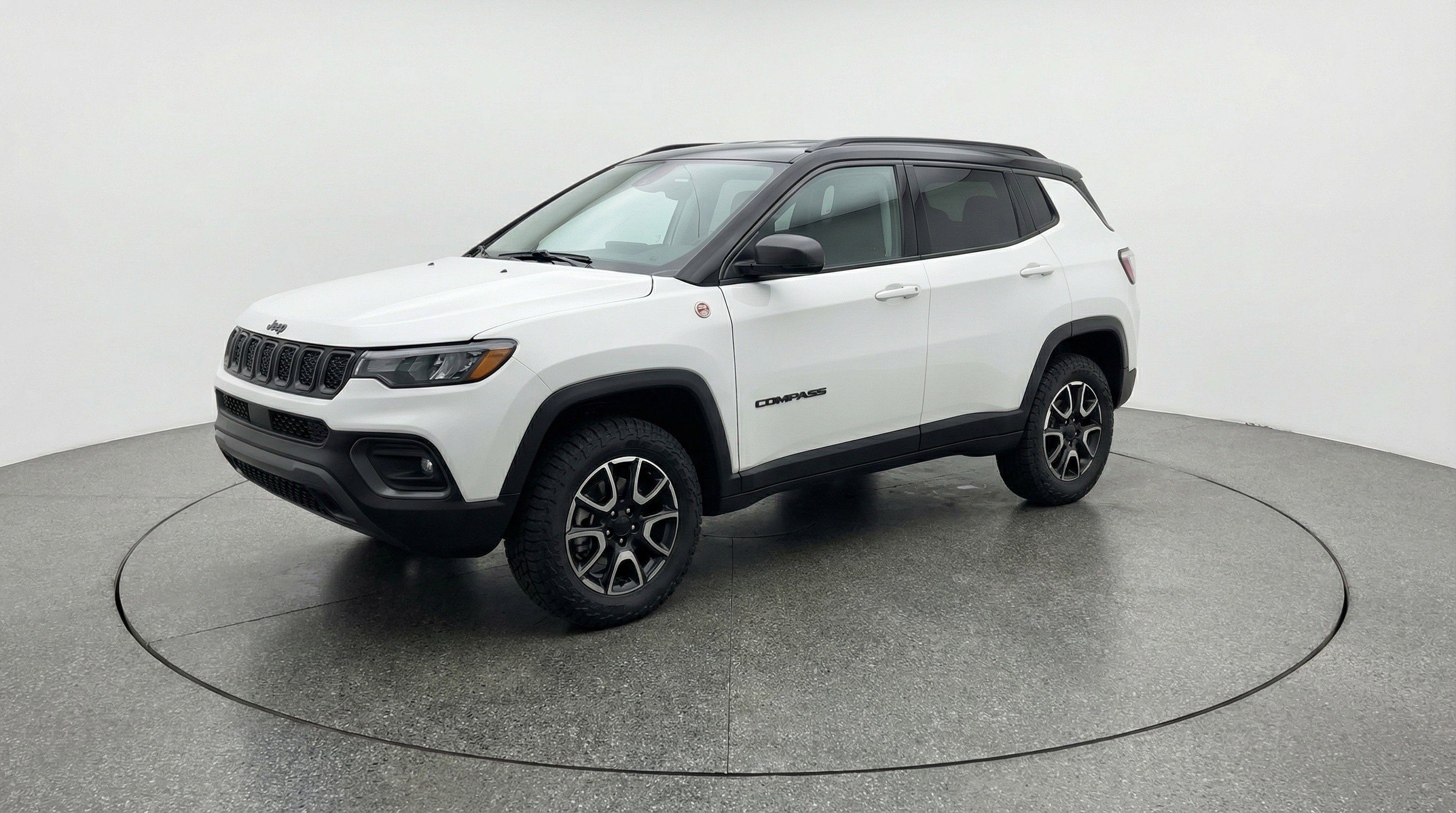Used 2025 Jeep Compass Trailhawk AWD/4WD image 3