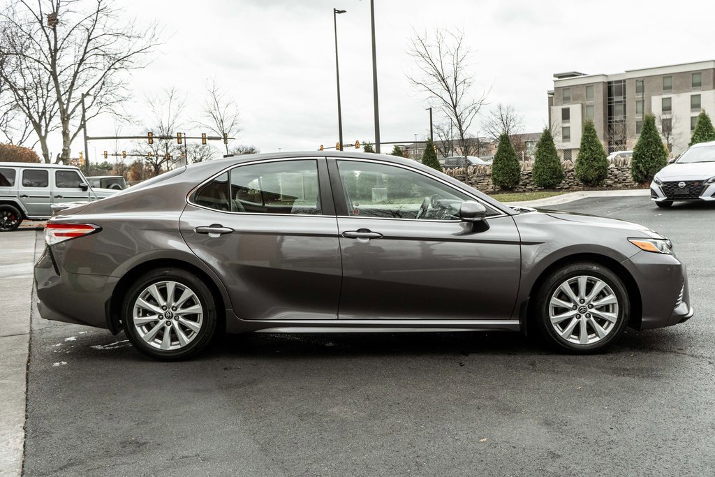 Used 2020 Toyota Camry SE image 3