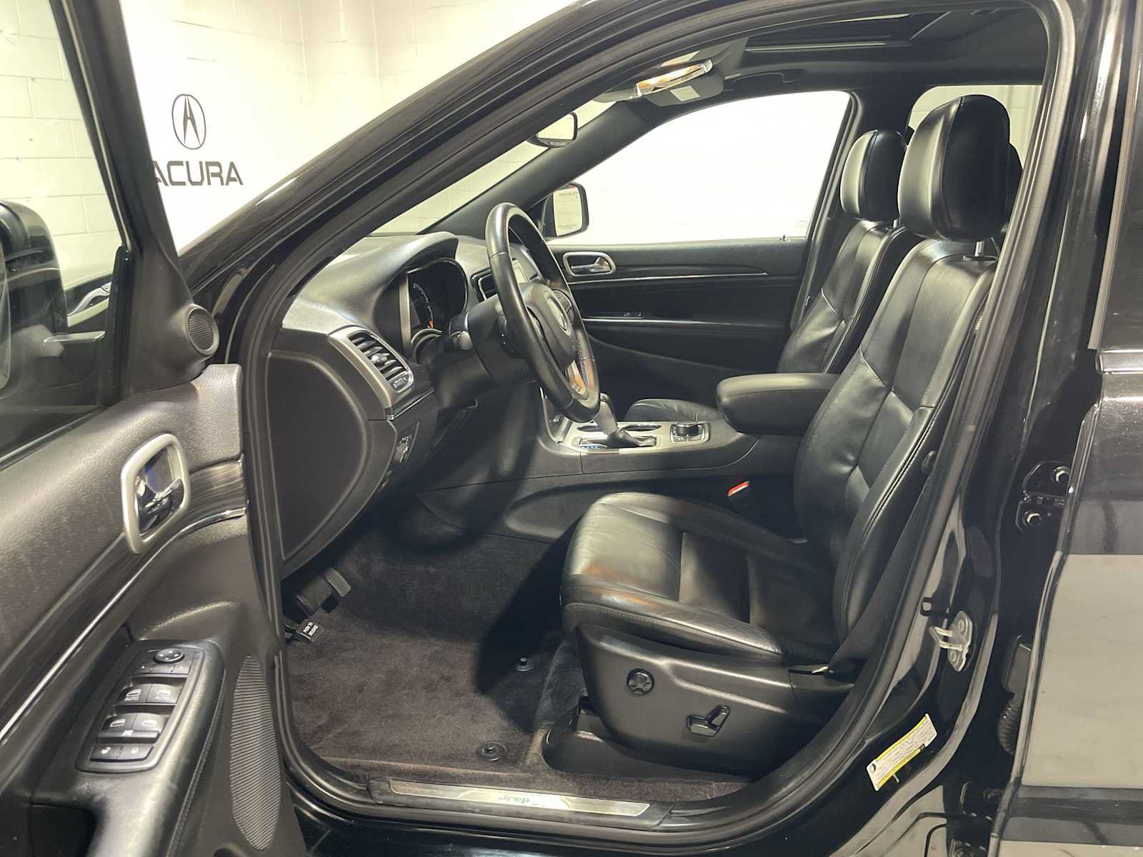 Used 2019 Jeep Grand Cherokee Limited AWD/4WD image 2