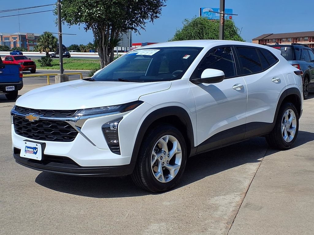 Used 2026 Chevrolet Trax LS w/ LS Convenience Package FWD image 4