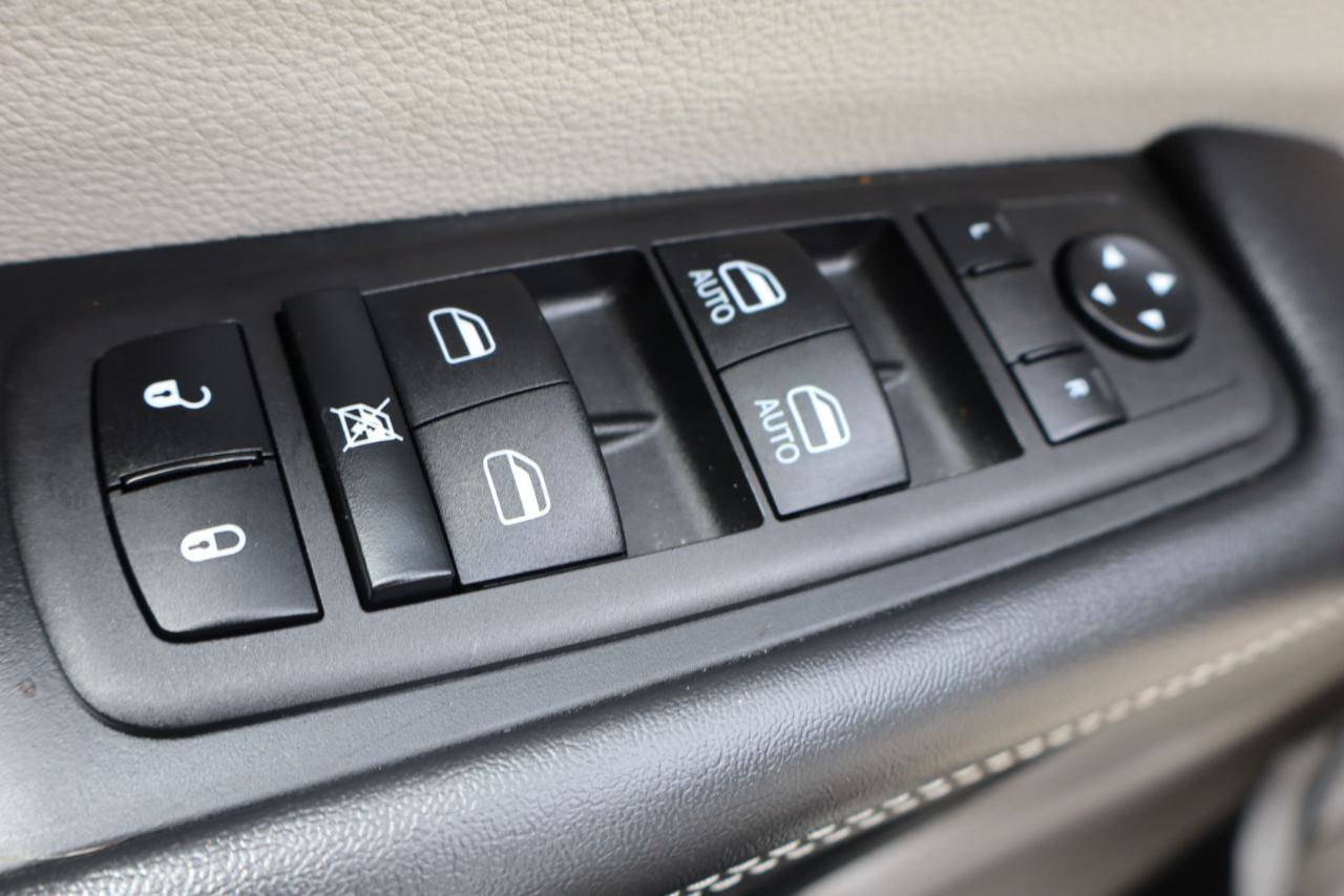 Used 2023 Chrysler Pacifica Touring-L FWD image 16
