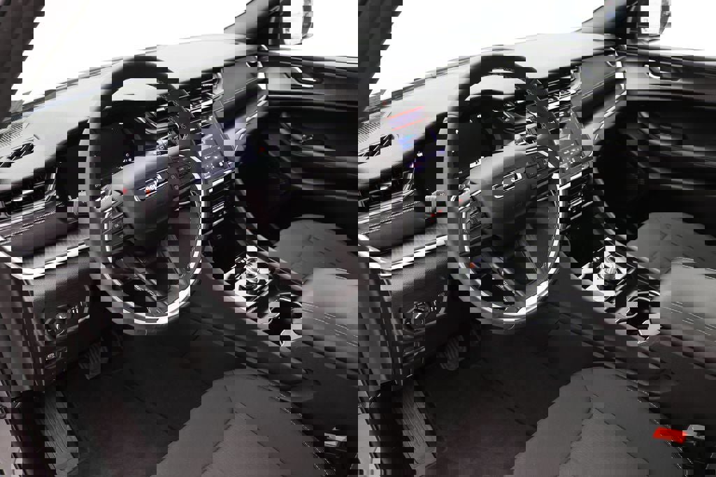 Used 2025 Jeep Grand Cherokee L Laredo image 13