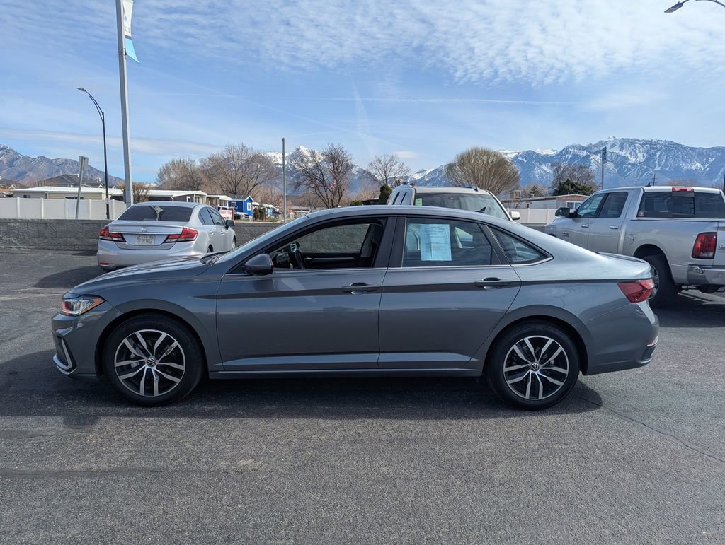 Used 2025 Volkswagen Jetta SE FWD image 8