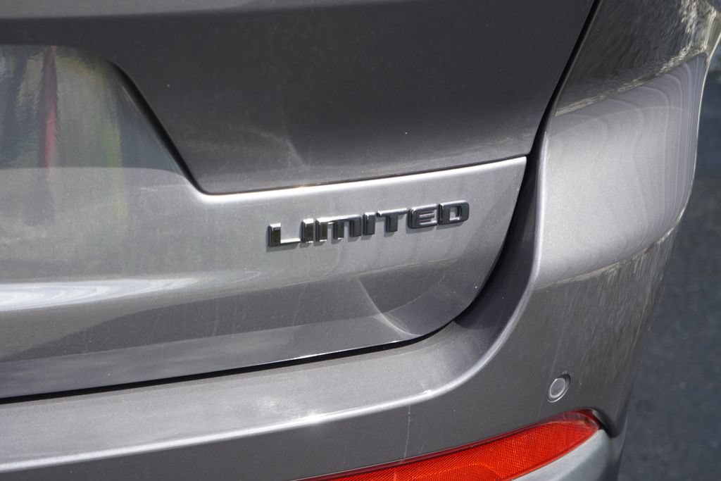 Used 2025 Jeep Grand Cherokee L Limited w/ Black Appearance Package AWD/4WD image 8