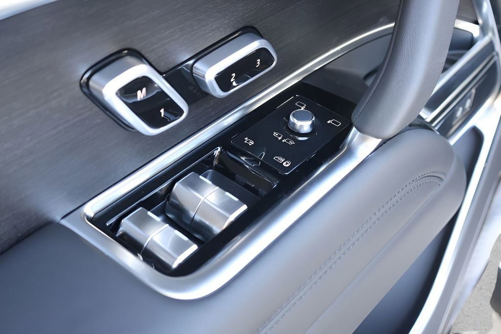 New 2026 Land Rover Range Rover Long Wheelbase Autobiography image 11