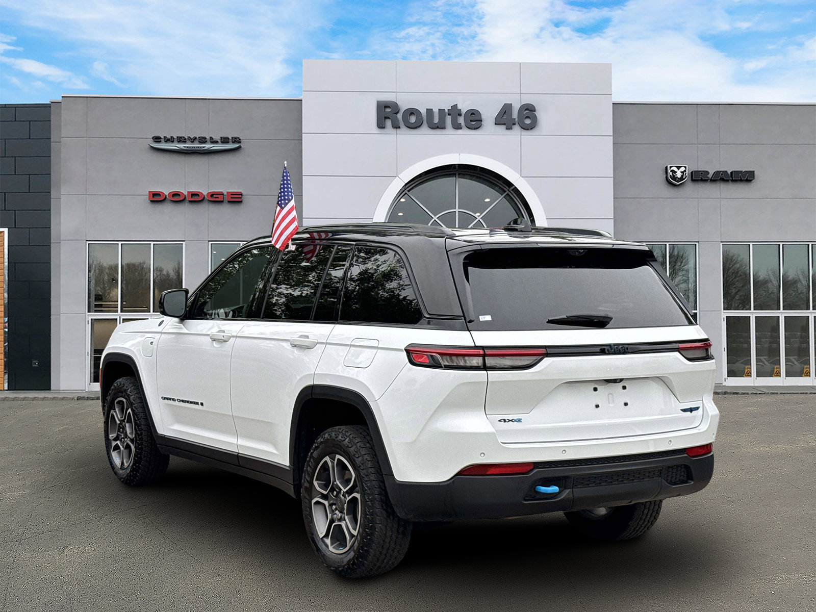 Used 2023 Jeep Grand Cherokee Trailhawk w/ Luxury Tech Group III AWD/4WD image 4