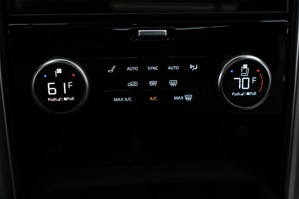 Used 2024 Land Rover Discovery Dynamic SE AWD/4WD image 25
