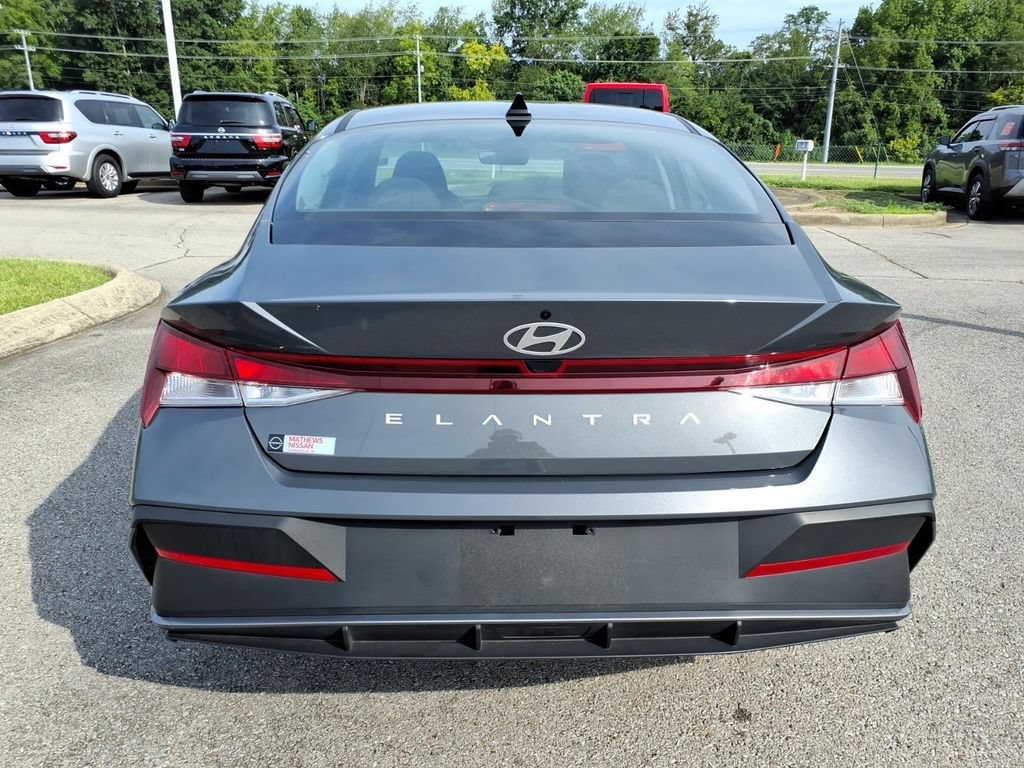 Used 2025 Hyundai Elantra SE FWD image 15