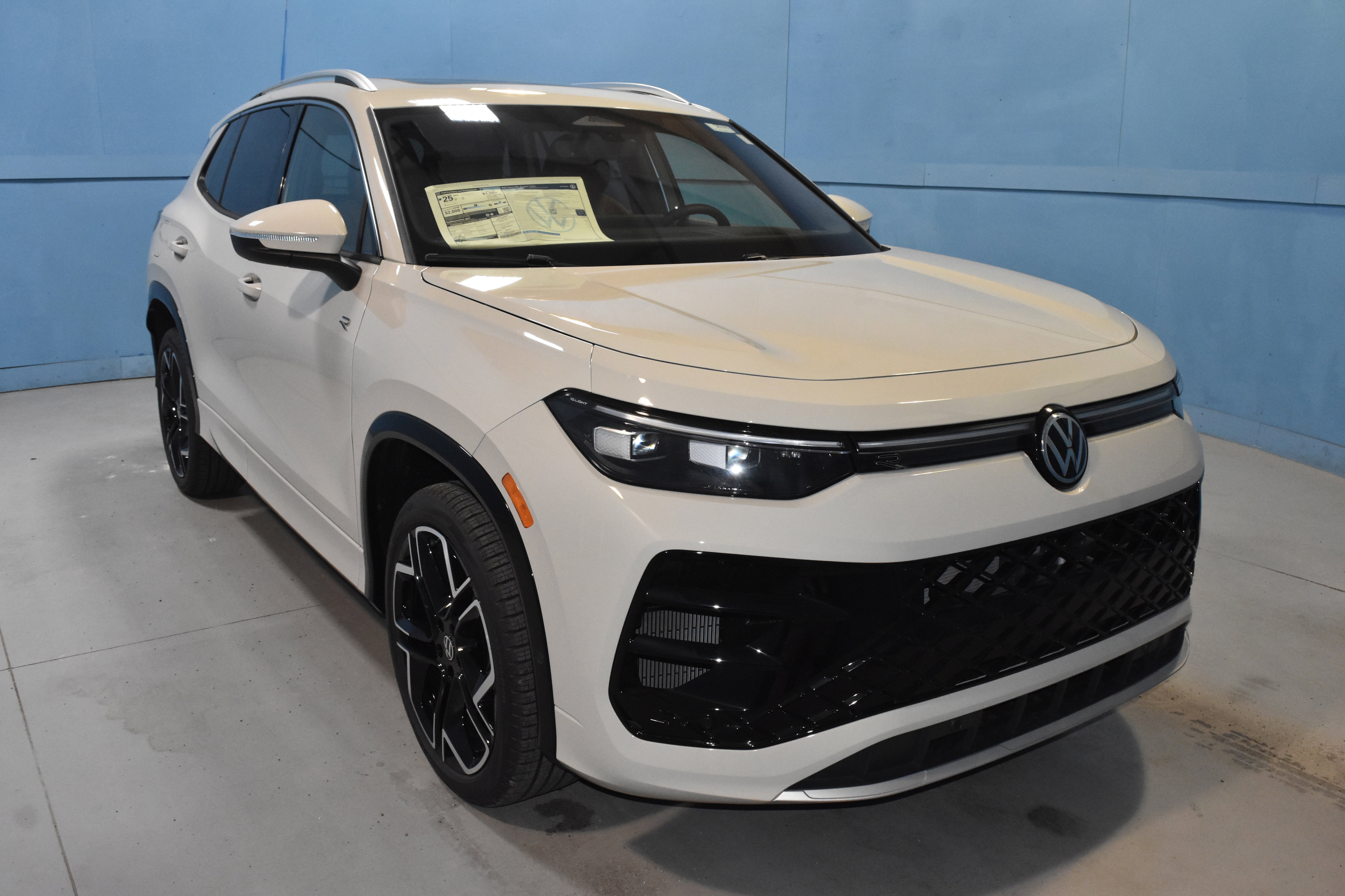 New 2026 Volkswagen Tiguan SEL R-Line AWD/4WD image 1