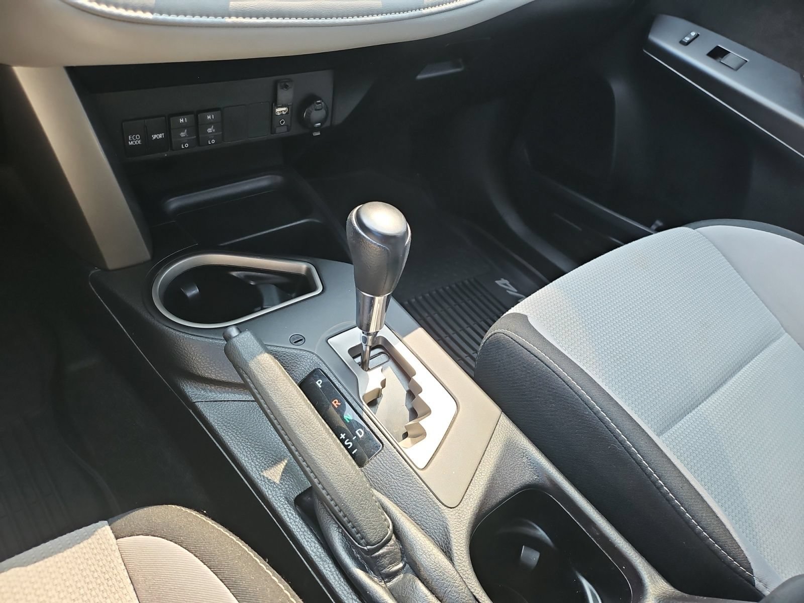 Used 2018 Toyota RAV4 XLE AWD/4WD image 23