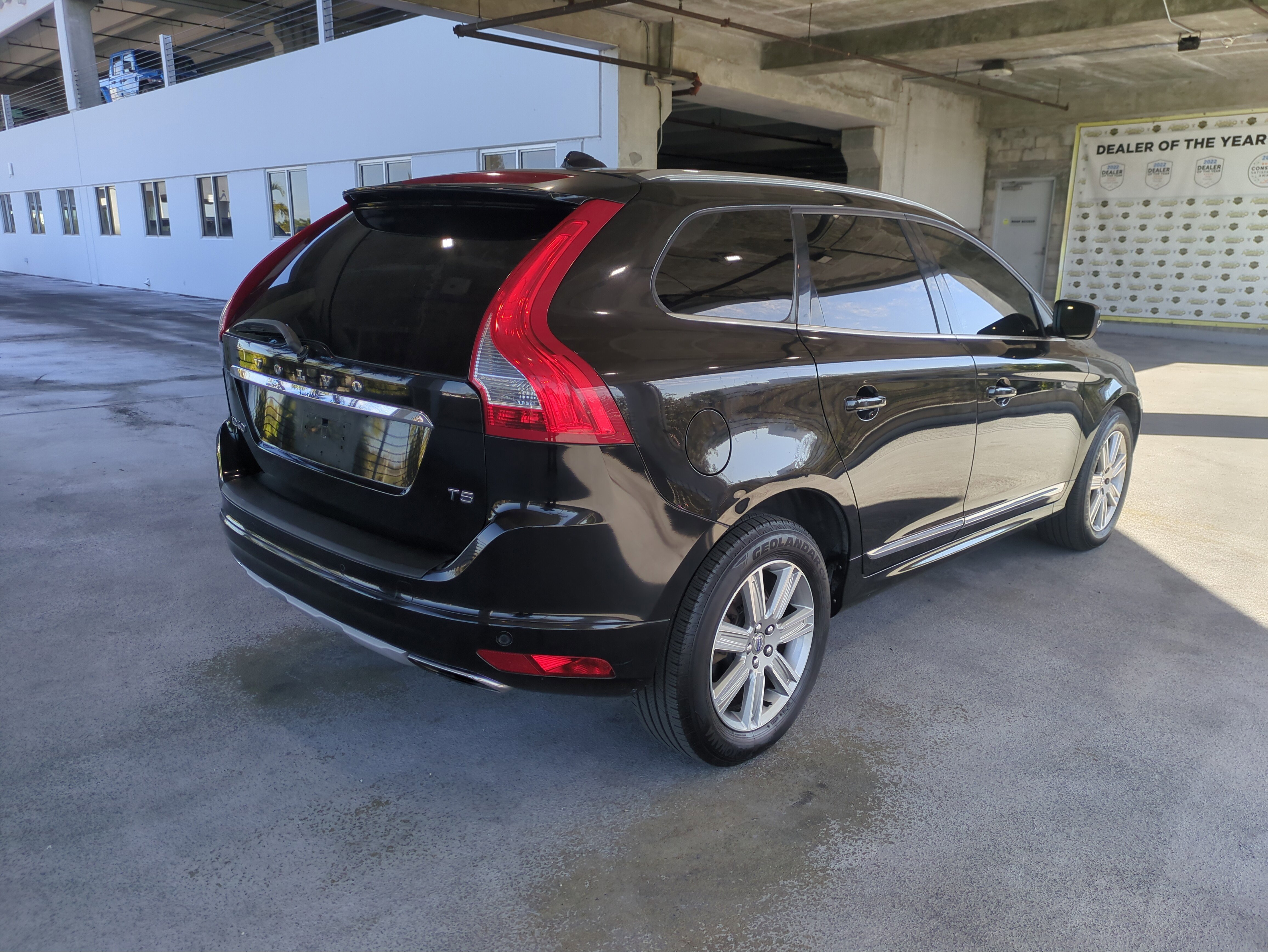 Used 2017 Volvo XC60 T5 Inscription w/ Preferred Option Package image 5