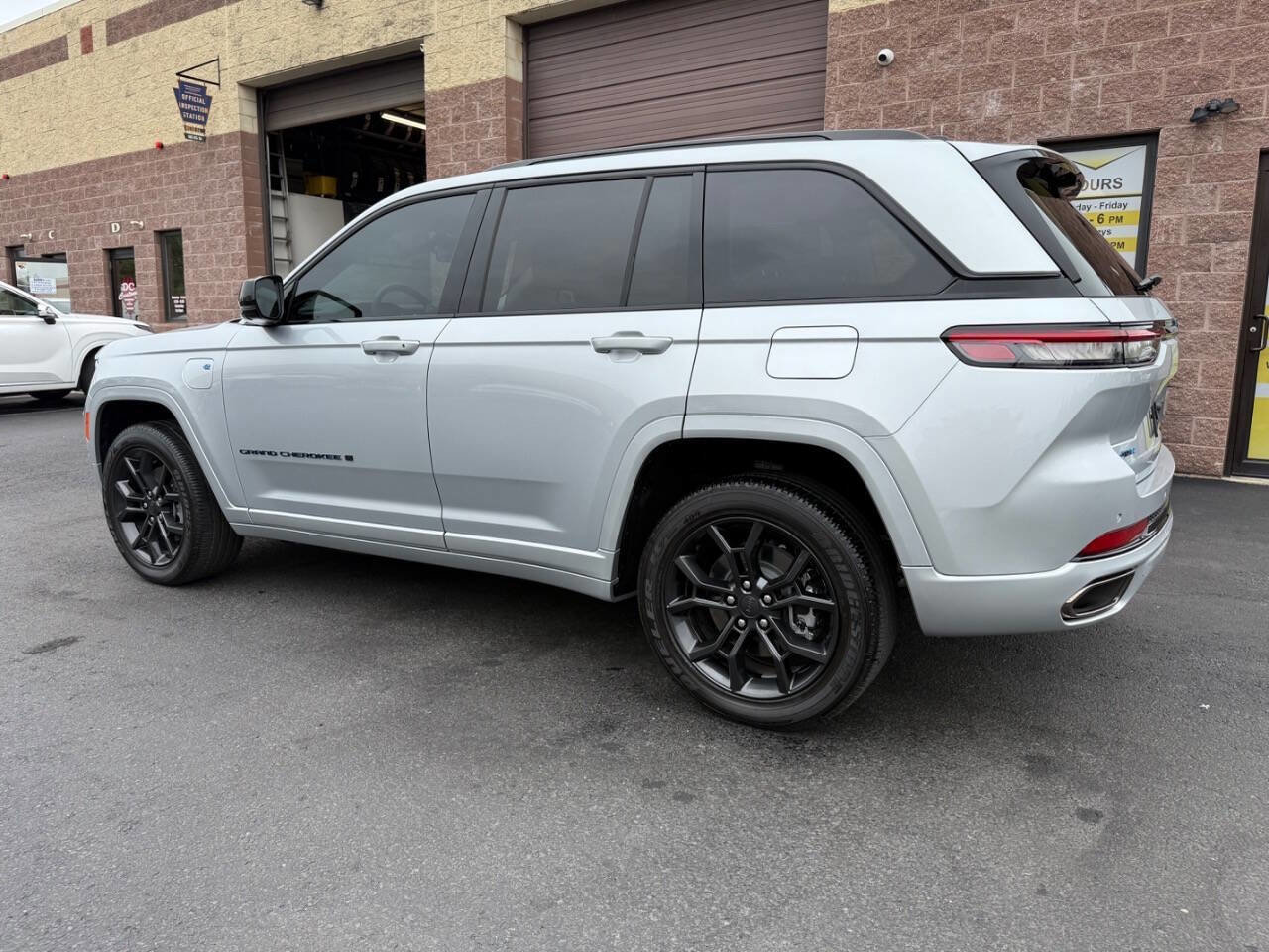 Used 2023 Jeep Grand Cherokee 30th Anniversary image 25