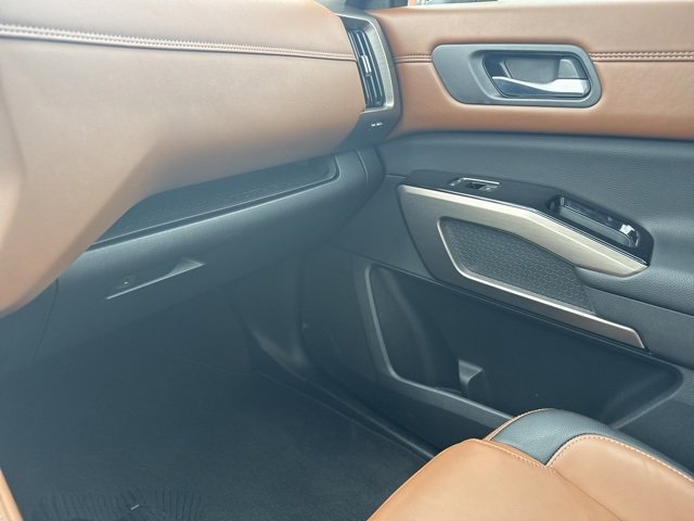 Used 2024 Nissan Pathfinder Platinum w/ Black Appearance Package image 22