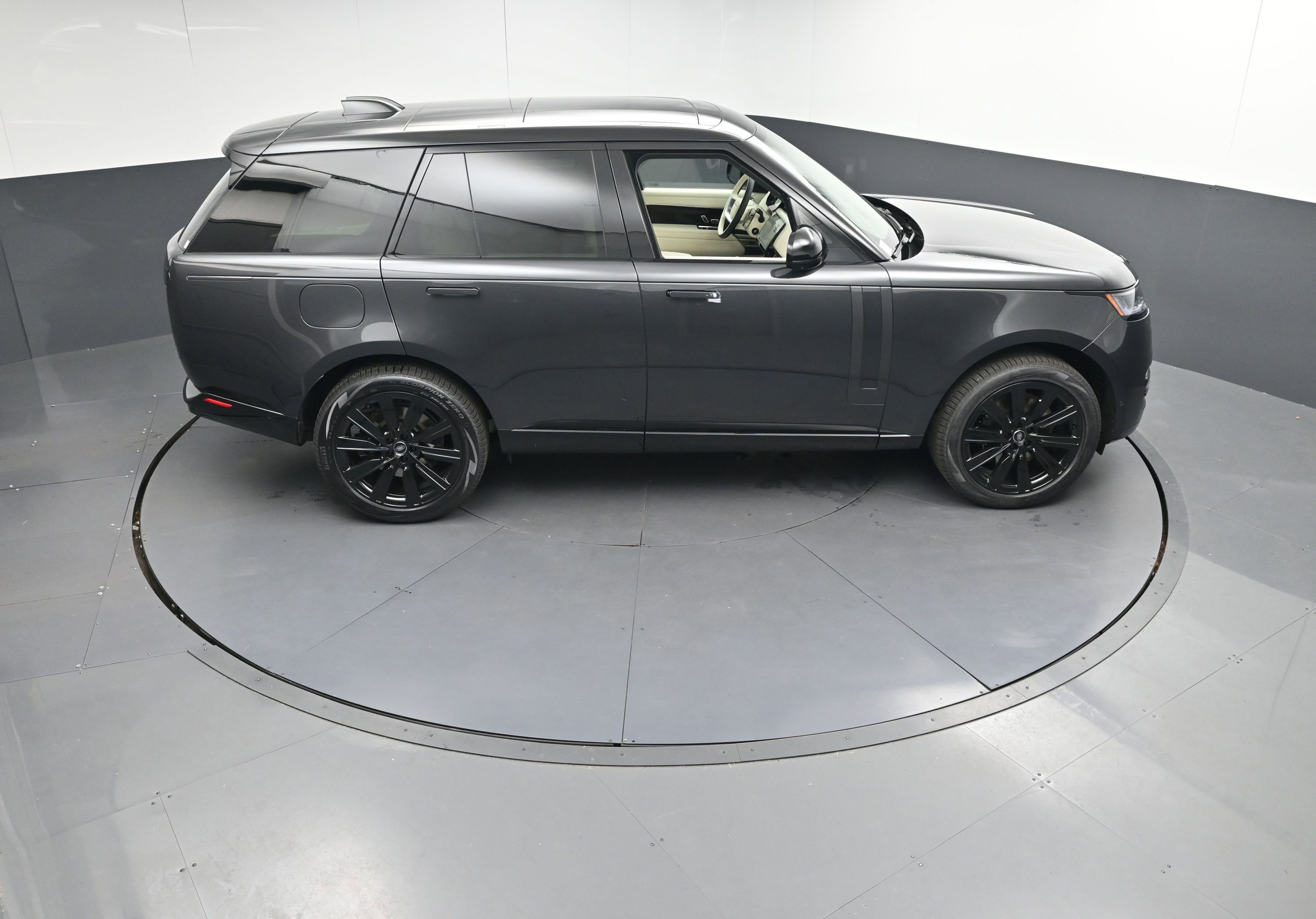 New 2025 Land Rover Range Rover SE image 34