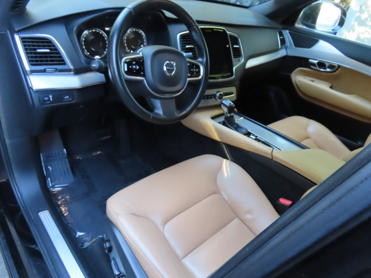 Used 2017 Volvo XC90 T6 Momentum w/ Vision Package image 8