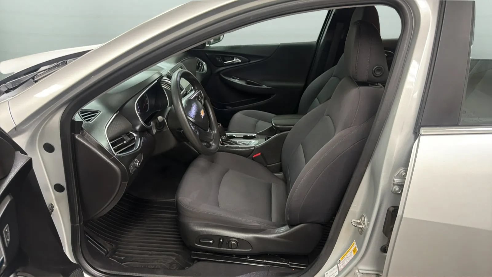 Used 2017 Chevrolet Malibu LT FWD image 21