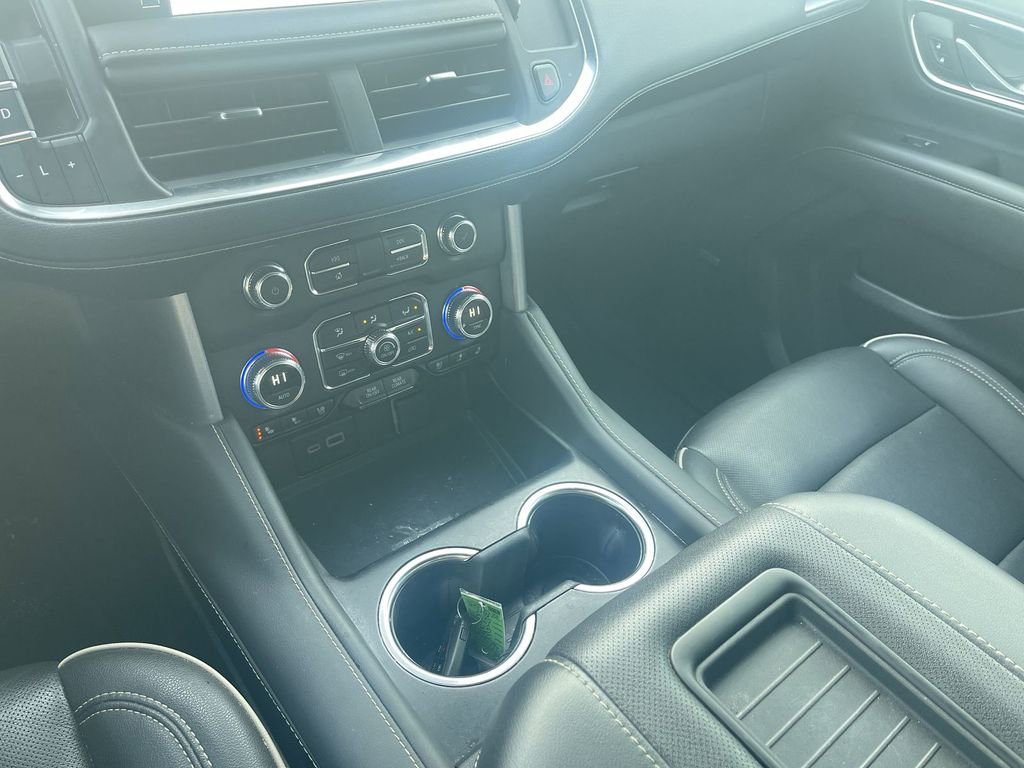 Used 2024 GMC Yukon SLT w/ SLT Luxury Package image 22