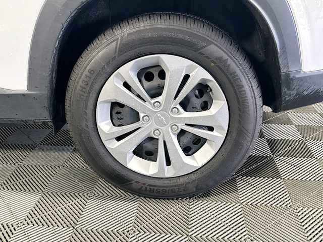 Used 2025 Chevrolet Trax LS FWD image 27