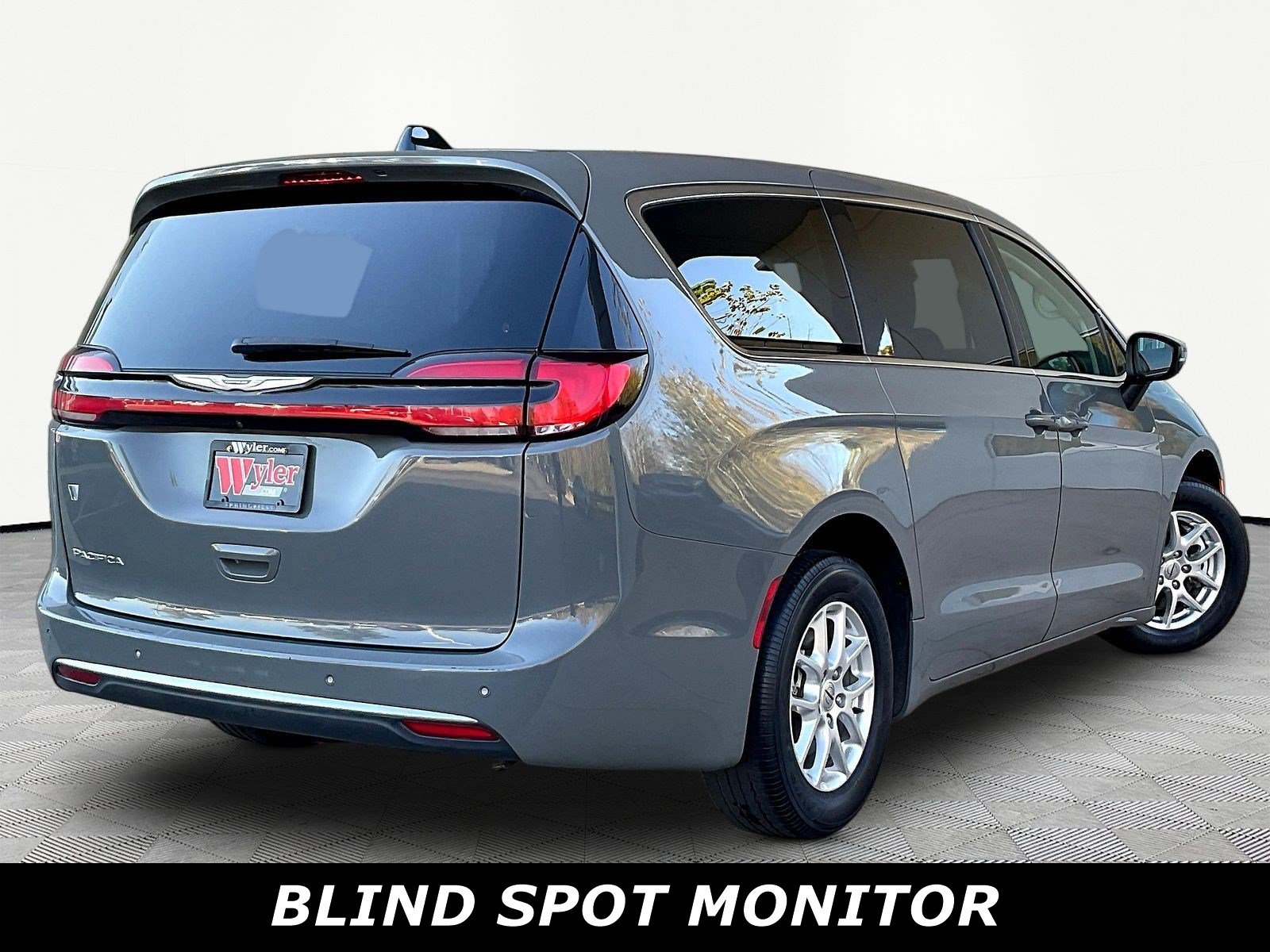 Used 2023 Chrysler Pacifica Touring-L FWD image 6