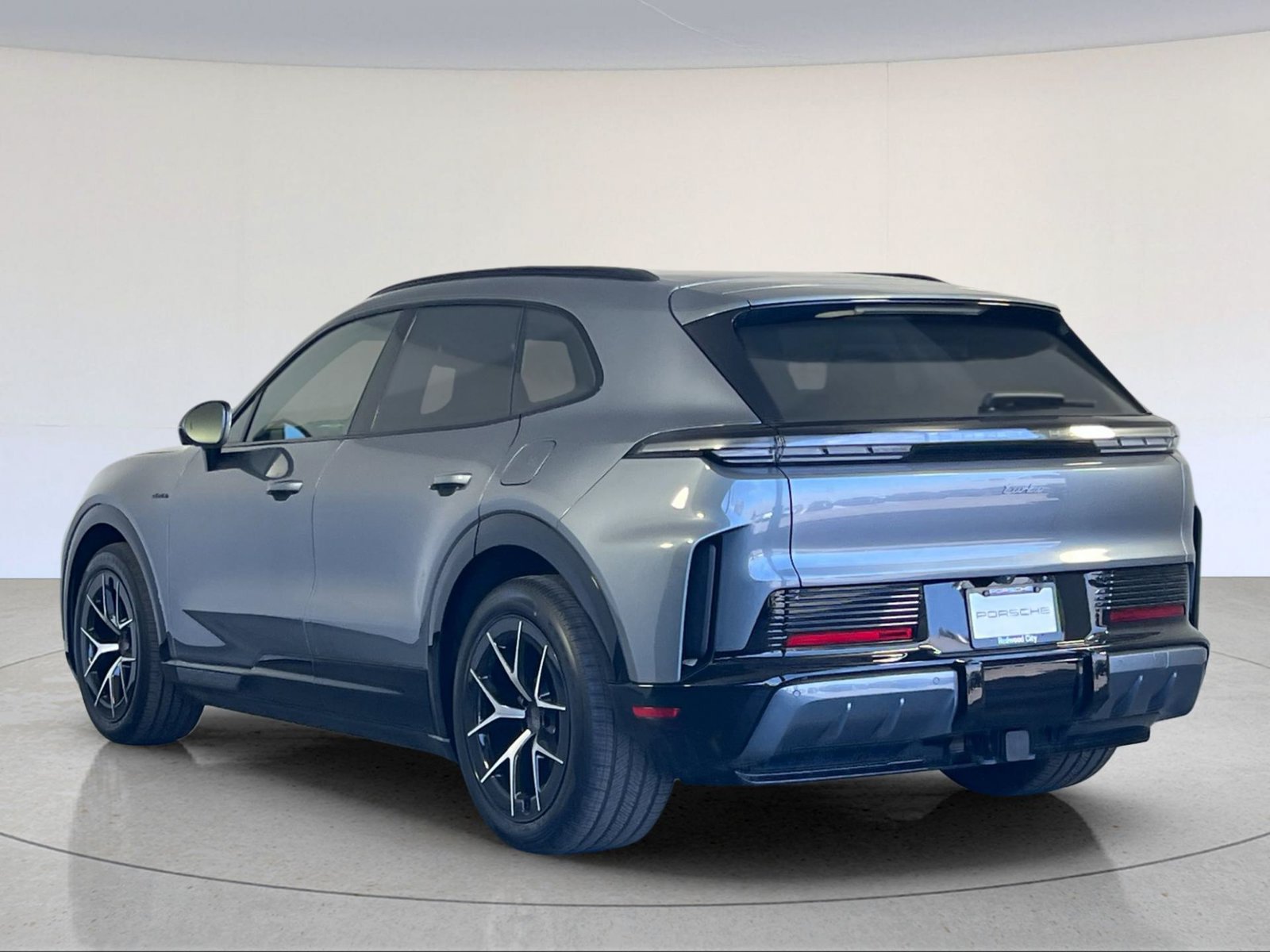 Certified 2026 Porsche Cayenne Turbo AWD/4WD image 3
