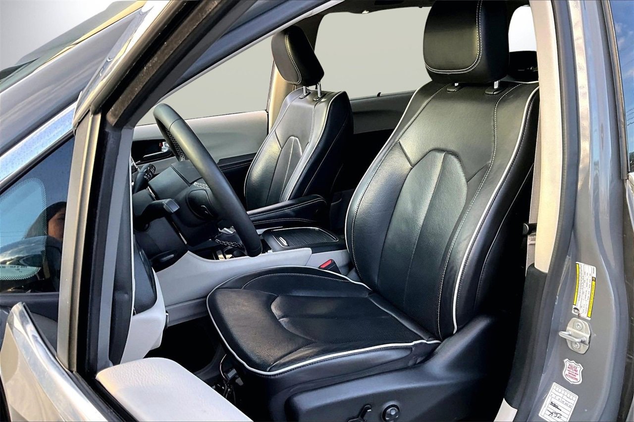 Certified 2023 Chrysler Pacifica Limited image 22