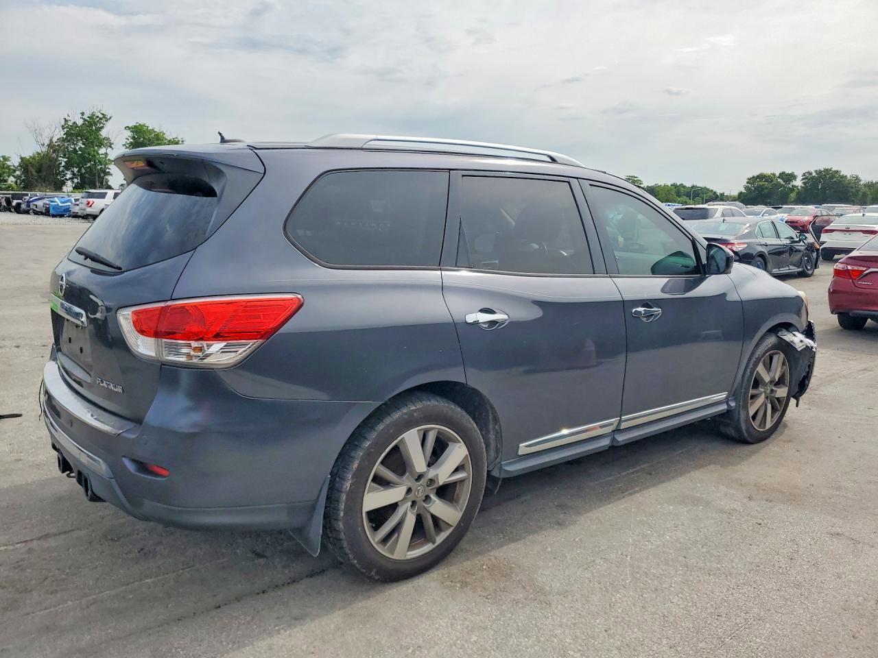 Used 2014 Nissan Pathfinder Platinum FWD image 5