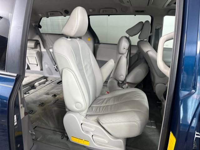Used 2011 Toyota Sienna XLE image 27