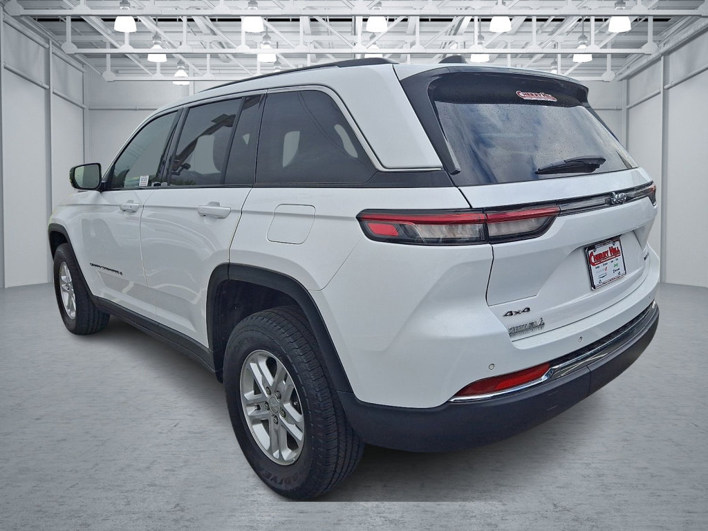 Used 2023 Jeep Grand Cherokee Laredo w/ Luxury Tech Group I AWD/4WD image 3