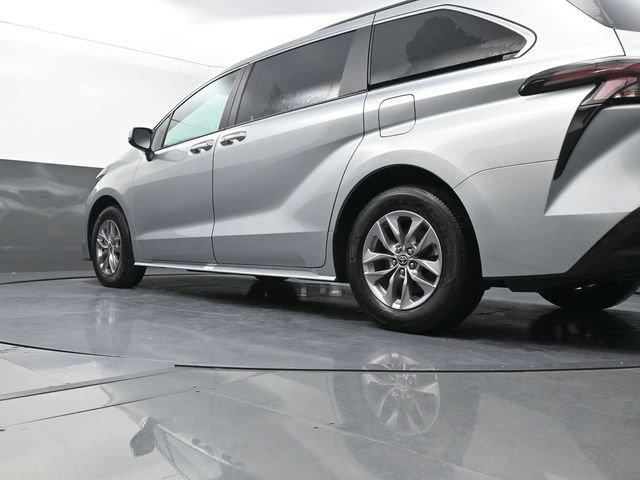 Used 2025 Toyota Sienna XLE FWD image 34